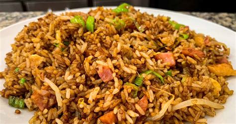 Plato servido de arroz chino venezolano
