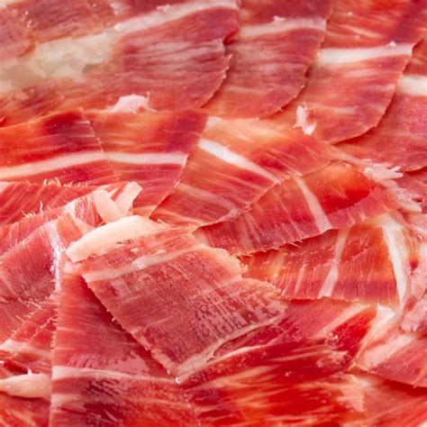 Jamón ibérico de bellota con su característica etiqueta roja