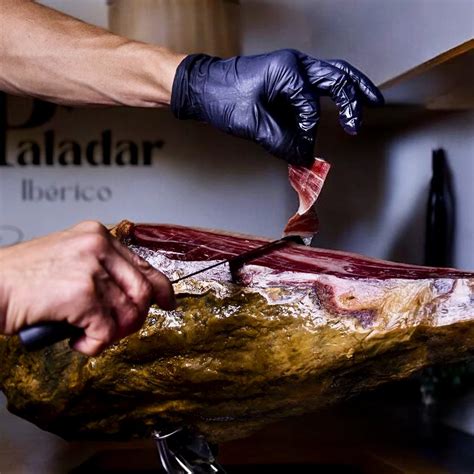Maestro cortador loncheando jamón ibérico de bellota