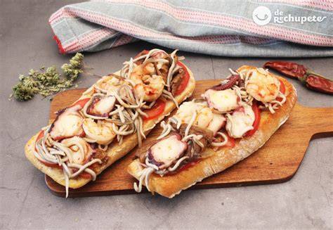 Tostas de gulas, pulpo y langostinos recién preparadas