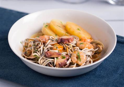 Gulas y langostinos salteados en cazuela