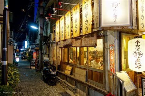 Interior de un izakaya tradicional japonés con ambiente acogedor