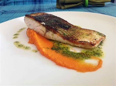 Lubina a la plancha con puré de boniato