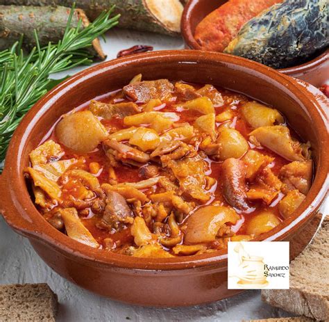 plato tradicional de callos servidos en cazuela de barro