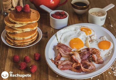 Desayuno americano con tortitas, bacon y huevos