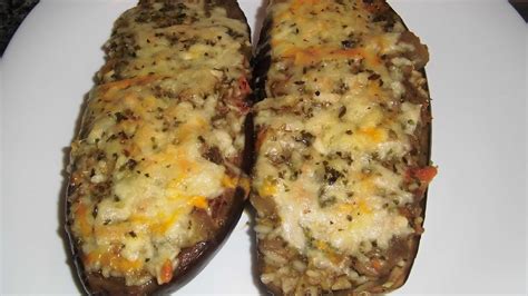 Berenjenas rellenas de arroz recién horneadas