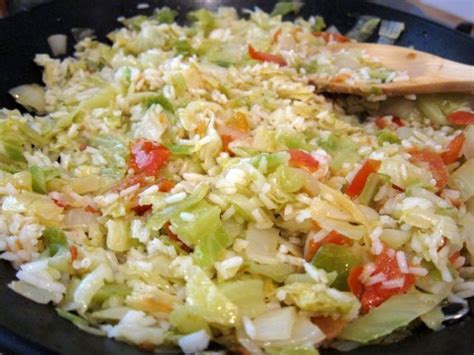 Arroz salteado con repollo y tomate