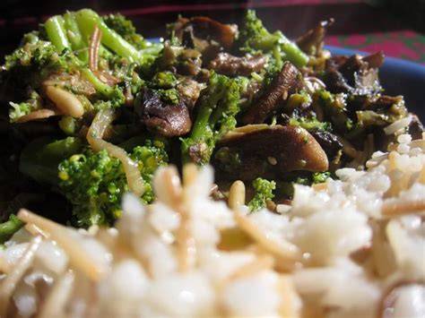 Brócoli salteado con setas shiitake
