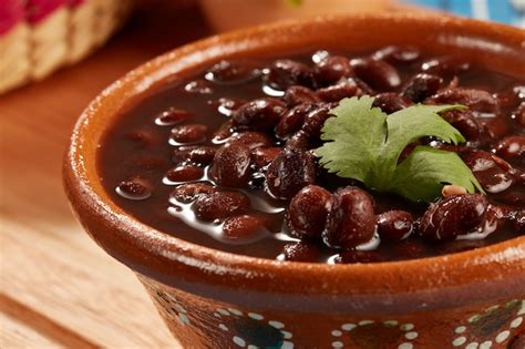 Plato de frijoles negros mexicanos