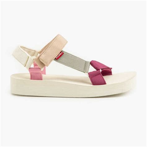 Sandalias en tonos pastel combinadas con un look veraniego