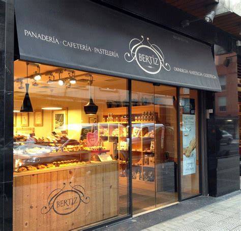Fachada y escaparate de la Panadería INPASA en Salamanca