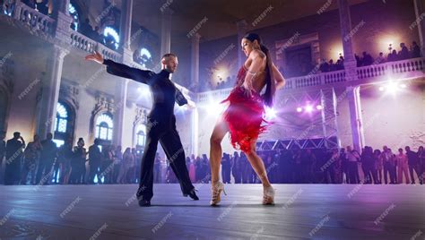 Pareja bailando salsa en un entorno social