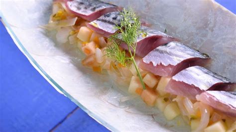 Plato terminado de caballa marinada con guarnición de manzana y aceituna