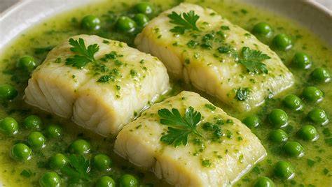 Plato de merluza cocinada con una suave salsa de leche, ajo y perejil