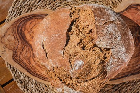 pan integral artesanal recién horneado sobre una tabla de madera
