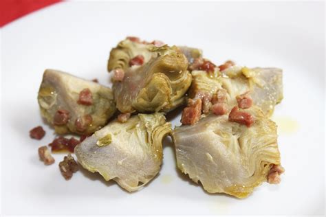 plato de corazones de alcachofa salteados con jamón serrano