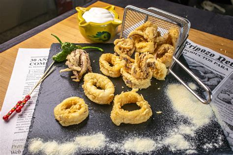 Calamares siendo enharinados