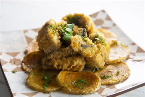 pescado frito crujiente servido en un plato