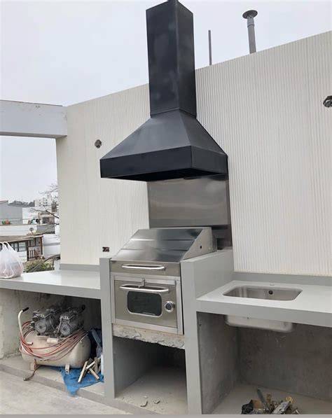 barbacoa de acero inoxidable sobre una terraza moderna