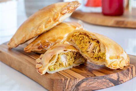 Empanadas de pollo servidas en una bandeja lista para compartir