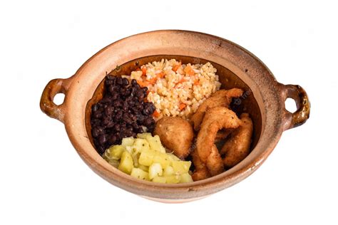 Plato de Pica Pau servido en una cazuela tradicional con encurtidos