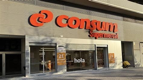 Supermercado Consum con estanterías de productos de marca propia