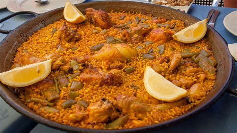 fotografía de una paella tradicional valenciana recién preparada