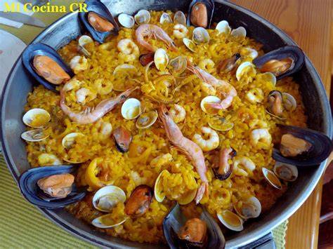 paella de arroz con mejillones recién hecha