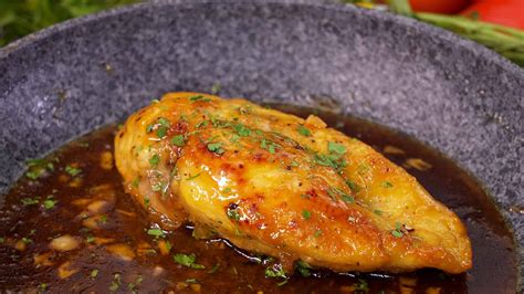 plato de pollo con salsa caramelizada y guarnición
