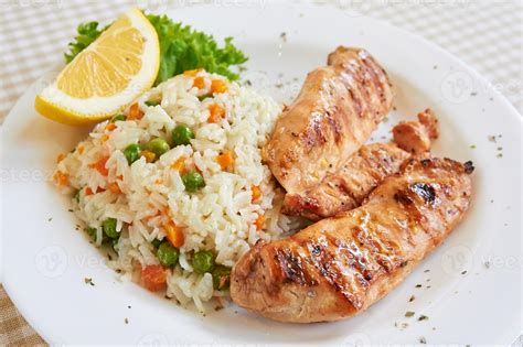 pechuga de pollo servida con arroz blanco