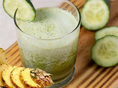 Plato de gazpacho de piña y pepino servido en un vaso decorado con una rodaja de piña