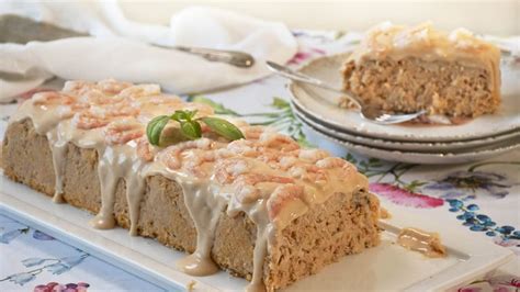 budín de pescado servido en rodajas