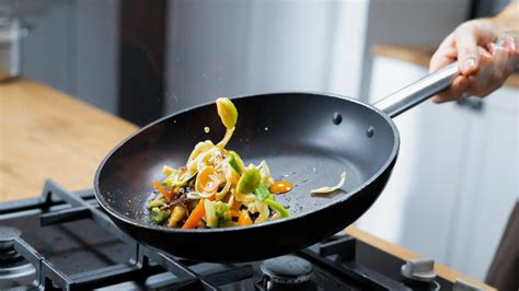 Recalentando comida en una sartén