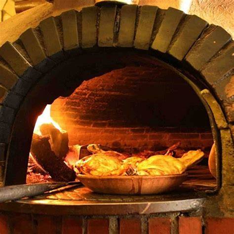 Cochinillo asado tradicional en horno de leña