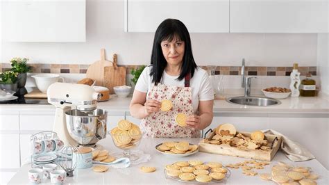 Anna Terés en su cocina trabajando