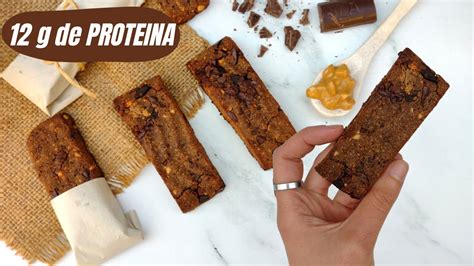 variedad de barritas proteicas y snacks saludables