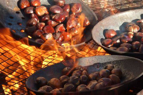 Plato de castañas recién asadas servidas en una cesta