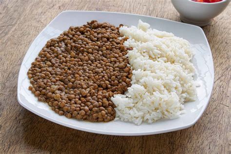 plato de arroz basmati con lentejas y vegetales