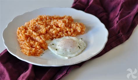 bol de arroz con legumbres y huevo frito