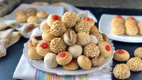 Panellets de diferentes sabores listos para hornear