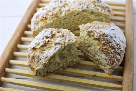 Pan de soda irlandés con cortes en la superficie