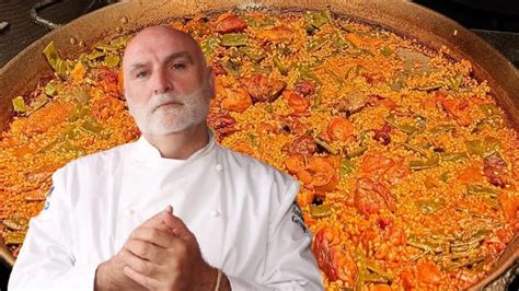 José Andrés cocinando una paella tradicional