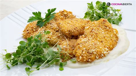 Escalopines de pollo rebozados con palomitas y salsa de queso