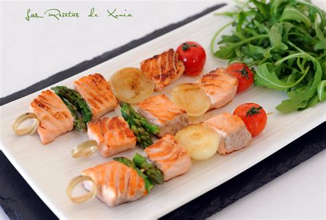 brochetas de salmón y verduras a la plancha