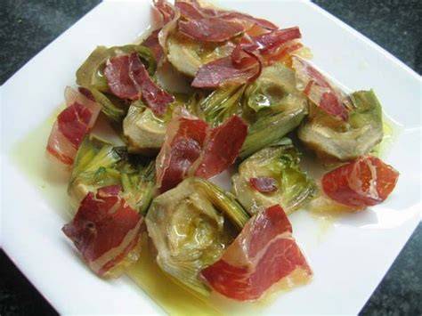 Plato de alcachofas de Tudela preparadas con técnicas gourmet