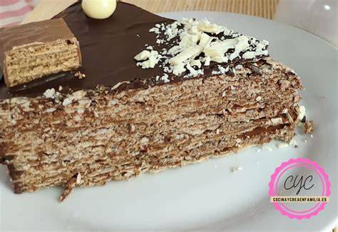 Esquema de capas de una tarta casera estilo KitKat con obleas