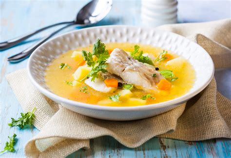 Plato de sopa de bacalao tradicional servido en cuenco de barro