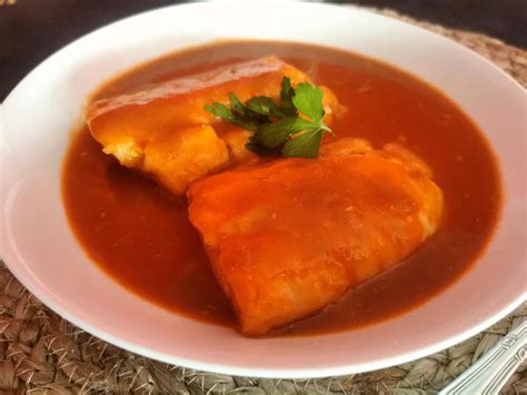 Detalle de la textura del bacalao y el pan en la sopa