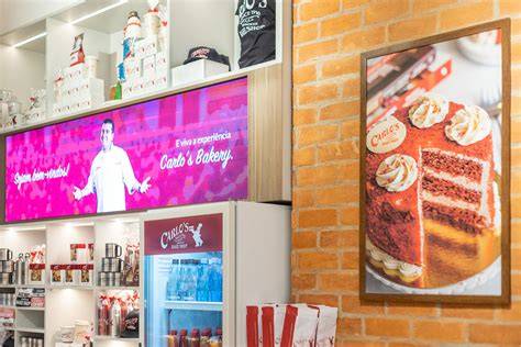 Equipo de Carlo's Bake Shop trabajando en una tarta temática