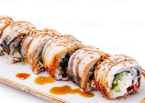 Plato de Garaetteok recién preparado con salsa